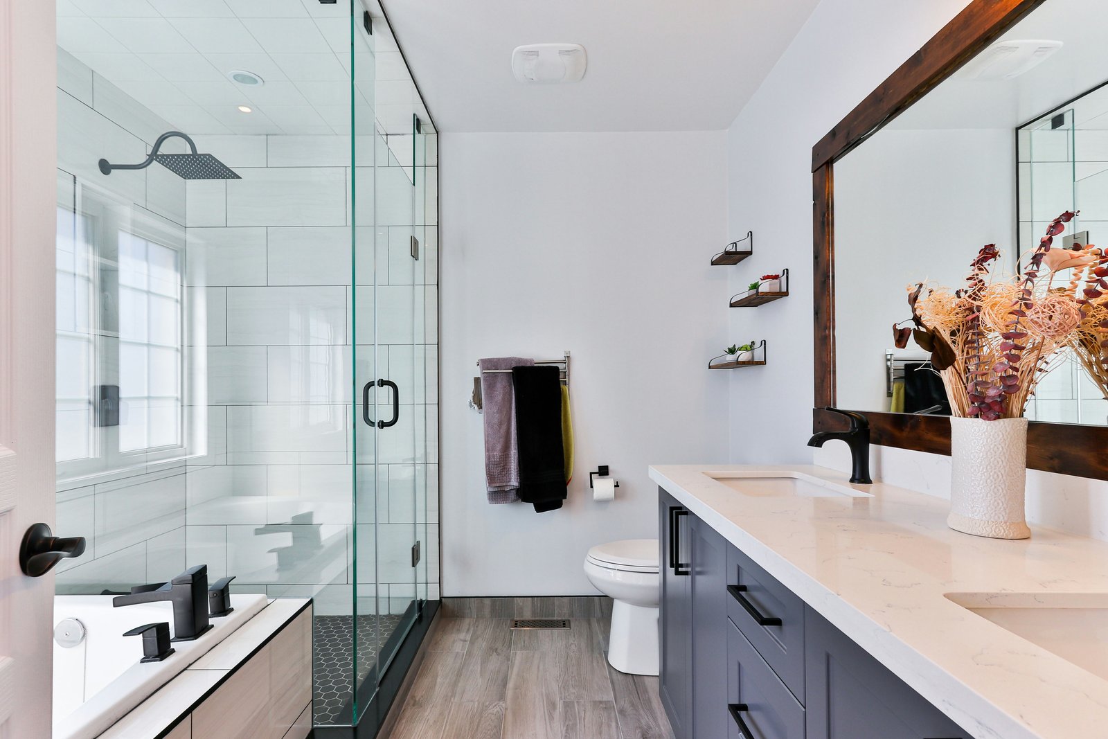 A perfectly cleaned bathroom, showing shining tiles and glass.